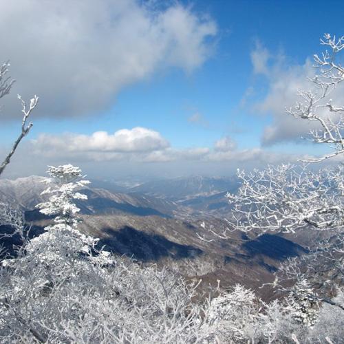 지리종주-설화 뒤로 보이는 풍경