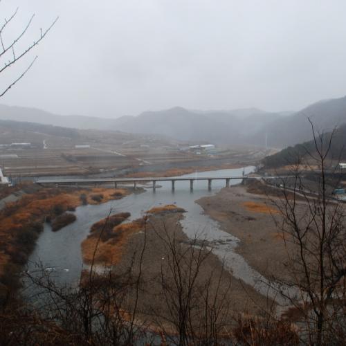 비내리는 금강에서