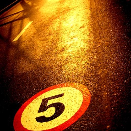 비에 젖은 가로등길...