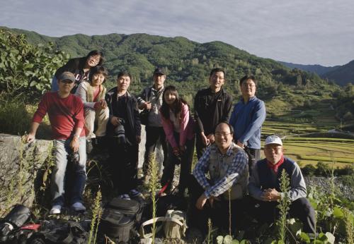 먼 데서 만나 뵈니 더욱 반가웠습니다.