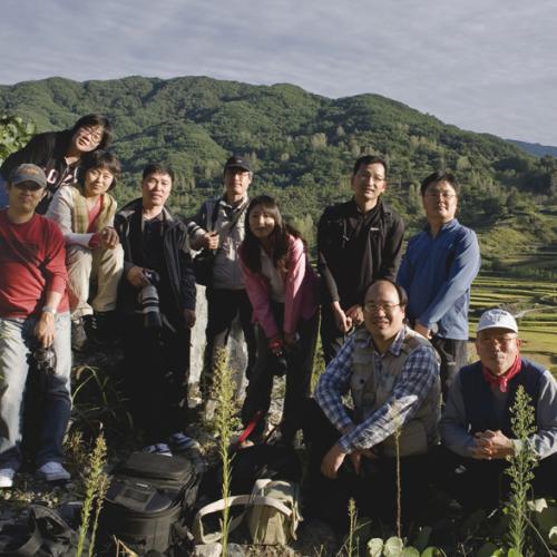 먼 데서 만나 뵈니 더욱 반가웠습니다.