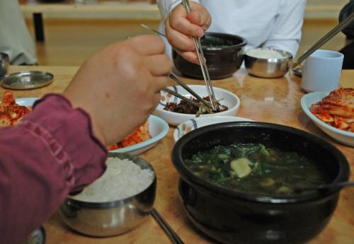 누구의 손일까요? 그리고 저 꽃은 ....