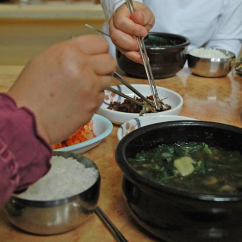 누구의 손일까요? 그리고 저 꽃은 ....