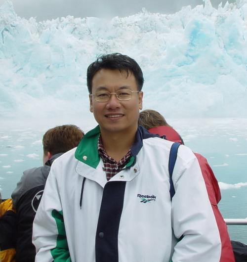 알라스카 빙하를 배경으로