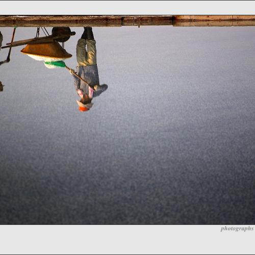 소금위로 그려진 소금을 만드는 사람들