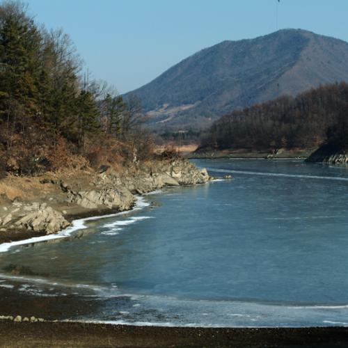 물이 언 대청에서..