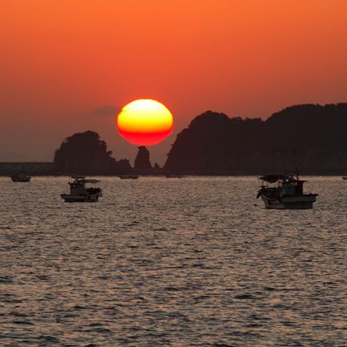 가늠쇠 위에 걸친 왜목마을 일출