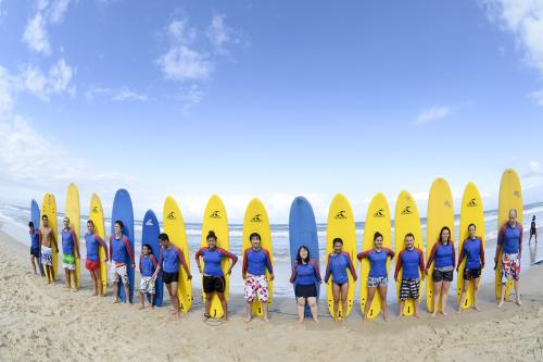 골드코스트 해변에 미녀들 줄세우다