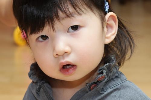 못 마땅한 표정