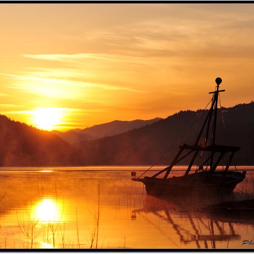 호수위에 그려진 그림 두편...