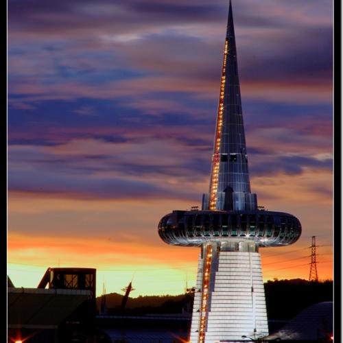 흐르는 구름속 한빛탑