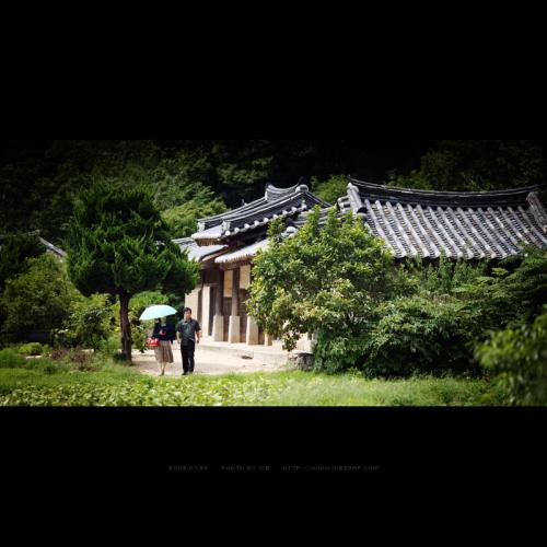 사찰을 걷는 중년부부