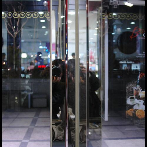 대칭. 그 속에 가두다