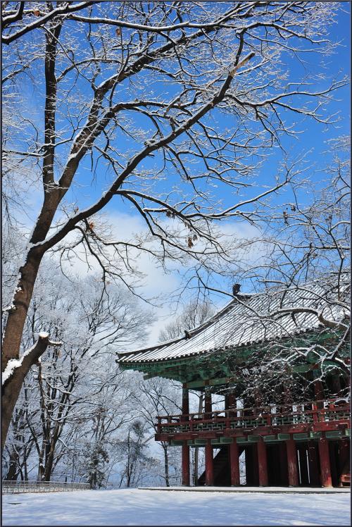 누각이 있는 겨울풍경