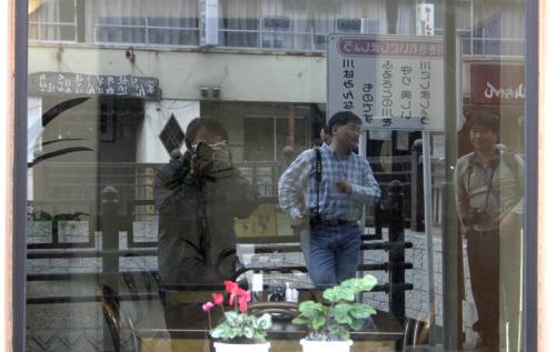 창에 비친 자화상