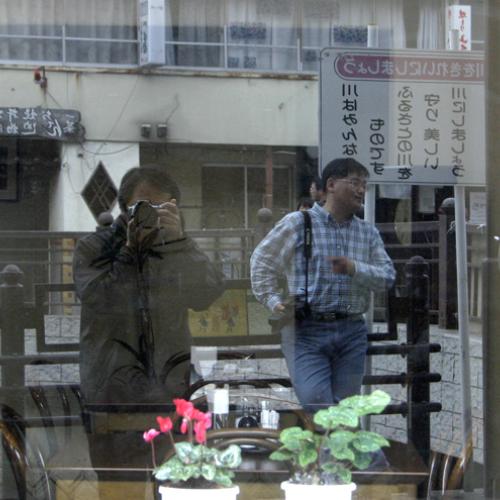 창에 비친 자화상