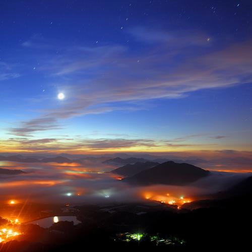 운해에 잠긴 용암사의 새벽풍경