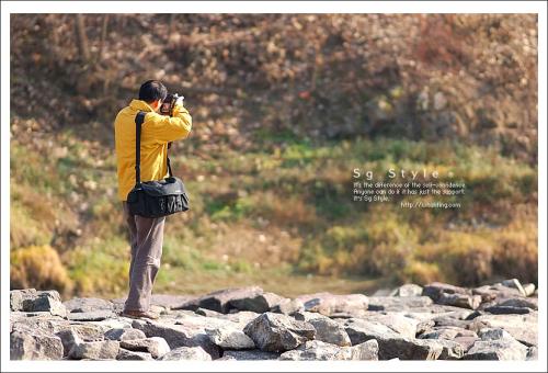 뭔가를 발견한 사진사