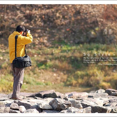 뭔가를 발견한 사진사