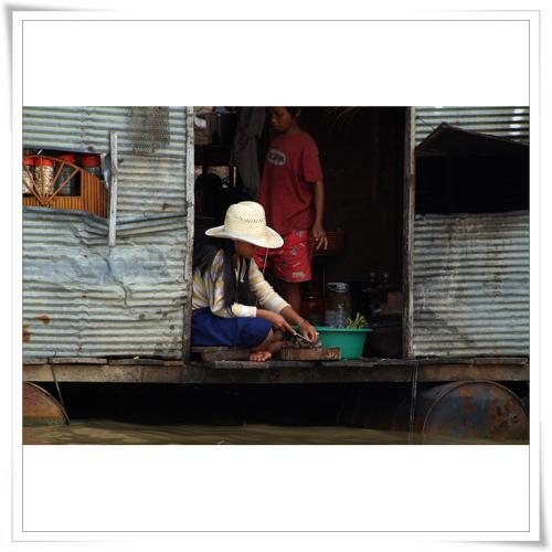 톤레삽에서 만난.......