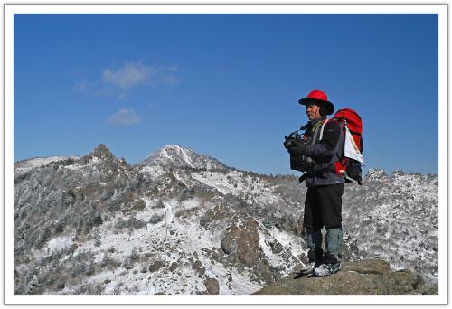 천왕봉을 배경으로...