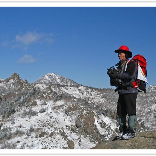 천왕봉을 배경으로...