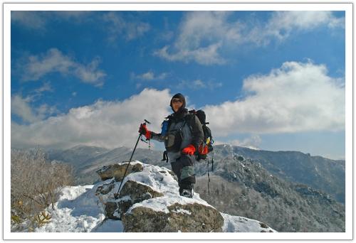 지리능선을 배경으로...