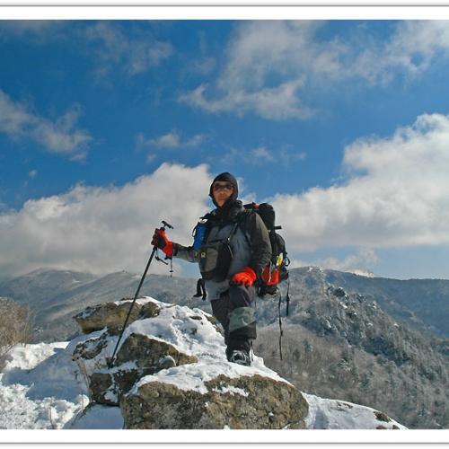 지리능선을 배경으로...