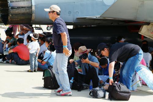 비행기 밑에서.....