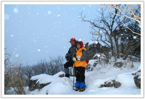 눈을 맞으며 어닉님과 산이