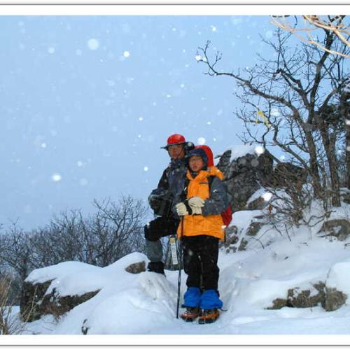 눈을 맞으며 어닉님과 산이