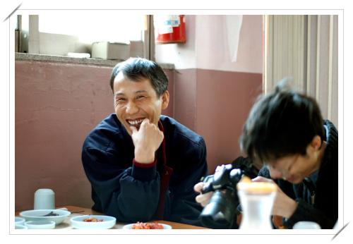 화알짝 웃으시는 우드님과, 희미한 바이런님