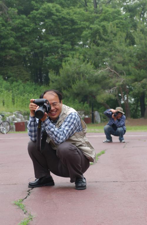 두명 그리고 그 뒤에 또 두명