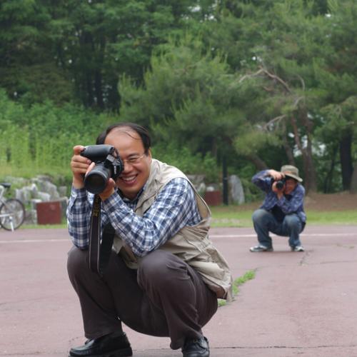 두명 그리고 그 뒤에 또 두명