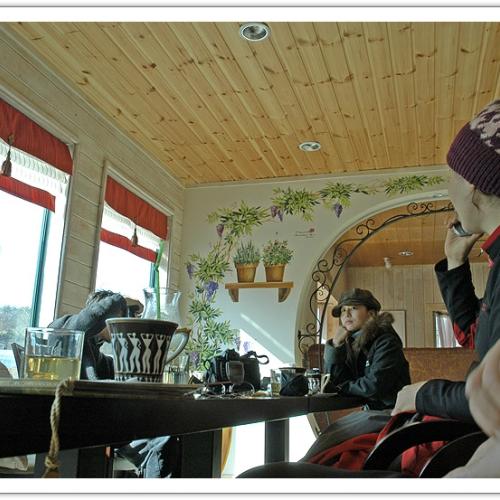 카페 안에서....