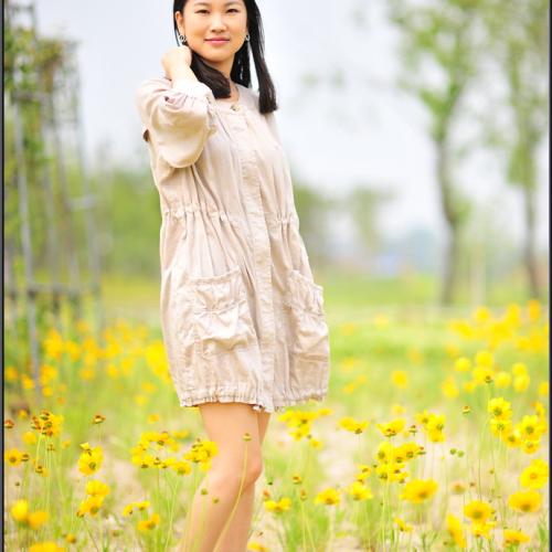 노란 꽃밭에서...