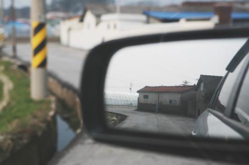 뒤돌아보았을뿐이고...