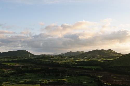 오름이 만들어낸 빛과 그림자