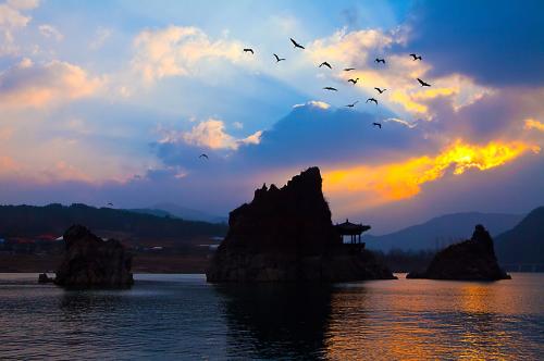 도담삼봉의 여명