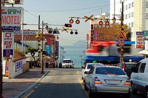 바다가 보이는 건널목
