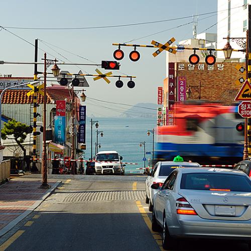 바다가 보이는 건널목