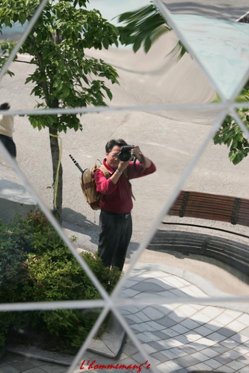 세 모 속 에 서 서...