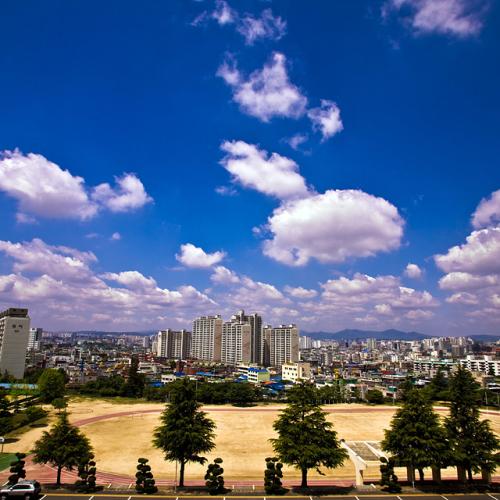 지금 창문 너머로 하늘을 봐요....