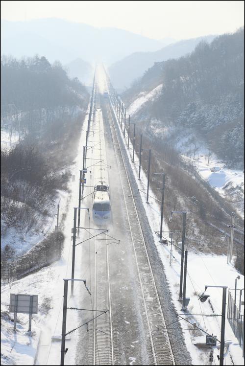 눈속의 반월 KTX...
