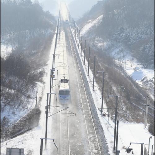눈속의 반월 KTX...